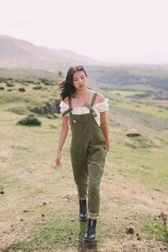 Khaki Dungarees Outfit, Green Overalls Outfits, Green Dungarees, Dungarees Outfit, Overalls Outfits