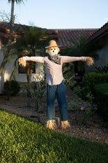 Life-Sized Scarecrow With Stand : 6 Steps - Instructables Scarecrow Competition, Scarecrows For Garden, Halloween Costumes To Make, Ballet Painting, Garden Angels, Stacked Pumpkins, Garden Art Crafts