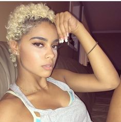 Color and cut Blonde Pony, Hair Color For Dark Skin, Women With Short Hair, Natural Hair Cuts, Hair Black Women, Pelo Afro, Short Natural Hair, Big Chop