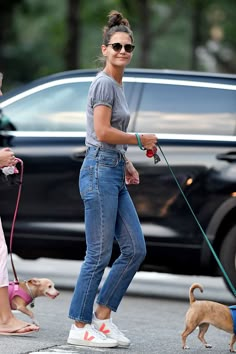 Katie Holmes wears mom jeans and Veja sneakers in New York. #sustainablefashion #whitesneakers Veja Outfits, Walking Sneakers For Women, Jeans And Sneakers Outfit, Moda Over 50, Moda Over 40, Katie Holmes Style, Veja Esplar, Sneaker Outfits Women, Sneaker Outfits