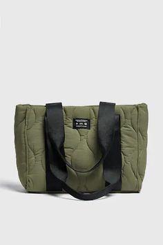 Malas de Mulher - Primavera Verão 2021 | PULL&BEAR Fabric Tote Bag, 3d Fashion, Quilted Tote Bags, Fabric Tote Bags, Fabric Tote, Quilted Fabric, Pull N Bear, Pull & Bear