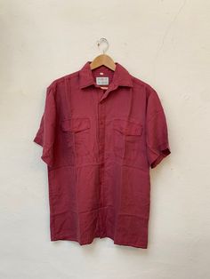 Please notice since we are a very small shop it's not possible for us to accept returns 🌼 Vintage Shirt  100% Silk Große/ Size for Men: Size M for Women: Oversized Length from shoulder to hem : 78cm Length from Armpit to Armpit: 59cm comfy and ready to wear ! Condition : good vintage condition * We check our clothes before we send them to you 🌼 * Feel free to write us if You have any questions 🌼 *Please always check measurements before buying * If something went wrong and you are not happy wi Solid Vintage Summer Shirt, Vintage Summer Shirt, Vintage Solid Color Short Sleeve Shirt, Retro Tops With Pockets And Relaxed Fit, Retro Relaxed Fit Tops With Pockets, Vintage Unstructured Collared Tops, Unstructured Collared Vintage Tops, Vintage Red Shirt With Relaxed Fit, Retro Shirt With Pockets In Relaxed Fit