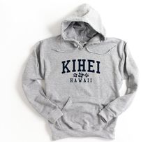 ⚑ Kihei Hawaii Hooded Sweatshirt ✯ The perfect sweatshirt for your favorite destination or hometown. A soft and comfy pullover hooded sweatshirt ✯ ⌁ Unisex Size ⌁ Printed on the Gildan 18500 Sweatshirt ⌁ Classic fit ⌁ 50% Cotton; 50% Polyester (fibre content may vary for different colors) ⌁ Medium fabric (8.0 oz/yd² (271.25 g/m ⌁ Sewn in label ⌁ Runs true to size 𝑴 𝑬 𝑨 𝑺 𝑼 𝑹 𝑬 𝑴 𝑬 𝑵 𝑻 𝑺 (𝚒𝚗𝚌𝚑𝚎𝚜 𝚆𝚡𝙻) 𝚂 | 𝟸𝟶𝚡𝟸𝟽 𝙼 | 𝟸𝟸𝚡𝟸𝟾 𝙻 | 𝟸𝟺𝚡𝟸𝟿 𝚇𝙻 | 𝟸𝟼𝚡𝟹𝟶 𝟸𝚇𝙻 | ? Lakeway Texas, Ocean Shores Washington, Pacific City Oregon, Astoria Oregon, Colorful Hoodies, Sew-in Labels, Hooded Sweatshirt, Sweat Shirt, Hooded Sweatshirts