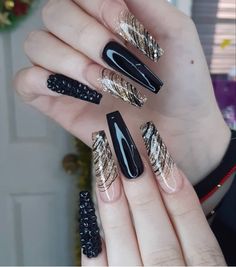 Black Gold Coffin Acrylic Nails, Black And Rose Gold Nail Designs, Black And Gold Nails Design, Party Nails New Years Eve, Pointy Nail Designs, Lilac Nails Design, January Ideas, Black Gold Nails, Black Nails With Glitter