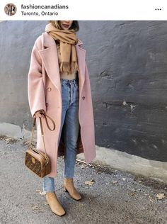 Pink Coat Outfit Winter, Hippe Outfits, Pink Boots Outfit, Cropped Jacket Outfit, Pink Winter Coat, Outfit Airport, Winter Coat Outfits, Trends 2025