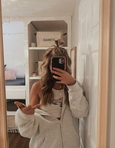 Summer Hairstyles Greasy Hair, Summer Blonde Hair Aesthetic, Vsco Aesthetic Hairstyles, Messy Bun And Hoodie Aesthetic, Blonde Hair Beach Aesthetic, Hair Stylies, Hair Stylist Life, Girls Hairstyles Braids, Summer Style Casual