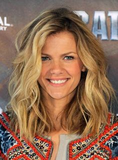 Soft Jawline, Triangle Haircut, Triangle Face Shape, Triangle Face, Medium Length Blonde, Haircut For Face Shape, Medium Length Hairstyles, Old Hairstyles, Hair Light