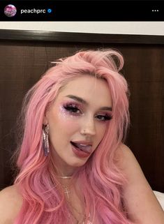 Pink Hair Girl Aesthetic, Pink Hair Icon, Pfp Woman, Pink Hair Aesthetic, Pink Makeup Ideas, Icon Rosa, Peach Prc, Pink Hair Girl, Peach Makeup