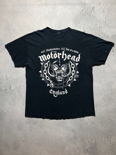 Vintage Motorhead England Big Printed Skulls Rock y2k Tee Size Men's / US XL / EU 56 / 4 Color Navy black Condition Gently Used The material is pleasant to the body. In a good condition. Fast sending! Size L/XL (see measurements) Condition : 8,5/10 Chest - 57 cm Length - 73 cm Shoulders - 58 cm Sleeve Length - 19 cm - ALL ITEMS ARE HEAT TREATED AND WASHED BEFORE SHIPPING - FOLLOW MY STORE - SEE MY OTHER ITEMS Punk Black T-shirt For Biker Events, Biker T-shirt With Skull Print, Rocker T-shirt With Skull Print For Streetwear, Black Punk T-shirt For Biker Events, Punk Style Black T-shirt For Biker Events, Punk Style Crew Neck T-shirt For Biker Events, Black Biker T-shirt With Skull Print, Black Skull Print T-shirt For Biker Events, Jack Hill