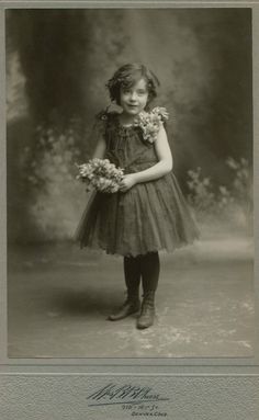 +~+~ Antique Photograph ~+~+  Sweet girl with her flowers.  Denver c. 1910 Old Time Photos, 1910s Fashion, Fashion Children, Antique Images, Vintage Pictures, Vintage Girls