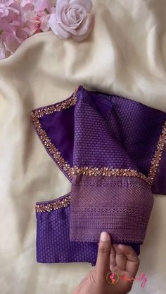 Border Blouse Designs Silk, Simple Aari Blouse Designs For Saree, Pattern Blouses For Silk Sarees, Blouse Back Tassel Design, Purple Blouse Aari Work Design, Simple Pattu Saree Blouse Designs, Violet Blouse Designs, Silk Blouse Embroidery Designs, Purple Bridal Blouse