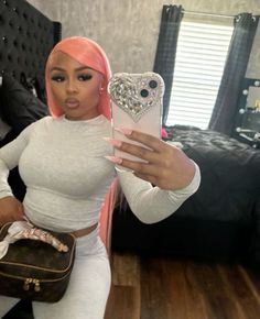 Lacefront Wig Styles For Black Women, Birthday Fit Ideas Black Woman, Lace Front Wigs For Black Women Color, Wig Hairstyles Ideas Black Women Color, Outfits With Pink Hair, Brown Hair Outfit Ideas, Pink Hair Outfits, Pink Wigs For Black Women, Pink Hair Outfit