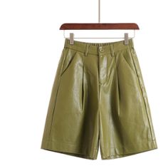 The shorts that frame waist and steals the show, these are perfect for a good outing for business or fun times with Bae or Friends. Style multiple ways with heels or trainers! Model wearing a Small - 5'5 Friends Style, Fun Times, Leather Shorts, Boss Lady, Shorts With Pockets, Chic Style, Leather Women, Pu Leather, Casual Shorts