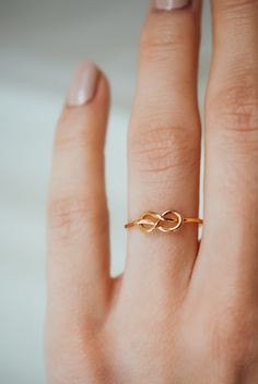 Simple Ring Design, Latest Gold Ring Designs, Hand Jewelry Rings, Infinity Knot Ring, Infinity Rings, Couple Ring Design, Unique Gold Rings, Gold Finger Rings, Alternative Engagement Ring