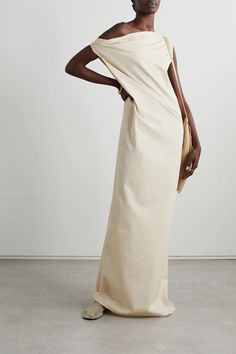 The Row's 'Bamaris' dress exudes effortlessness and elegance. It's cut from cotton-poplin that falls languidly over your frame and has a draped neckline that can be worn off one shoulder for an asymmetric look. Minimalism Clothes, Look Zara, White Halter Dress, Cotton Maxi, Tea Dress, Spring Summer Outfits, David Yurman, Minimal Fashion, Cotton Poplin