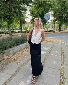 Black Long Skirt Outfit, White Vest Outfit, Black Maxi Skirt Outfit, Satin Skirt Outfit, Skirt Outfit Summer, Black Skirt Outfits, Long Skirt Outfits