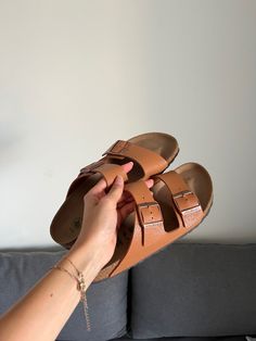 Birkenstock arizona brown leather vegan colorful pecan rose gold aesthetic sandals dad shoes confort Birkenstock Aesthetic, Birkenstock Vegan, Aesthetic Sandals, Sandals Aesthetic, Vegan Pecan, Birkenstock Brown, Dad Shoes, Birkenstock Arizona