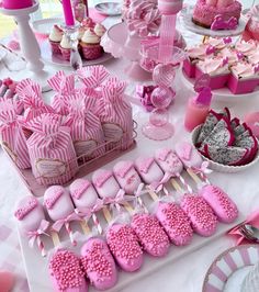 Barbie Sweets Table, Barbie Pink Party Decorations, Barbie Candy Bar Ideas, Barbie Party Food, Barbie Dessert Table, Barbie Birthday Party Ideas Decoration, Beach Birthday Party