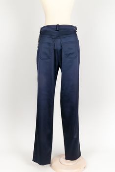 DIOR -(Made in France) Pantalon en satin bleu. Aucune étiquette de taille ou de composition, il convient à un 38FR. Condition : Très bon état Dimensions : Taille : 36 cm - hanches : 44 cm - Longueur : 107 cm Delivery 5-8 or 10-15 working days Please note that during high season and Sale period, delivery times may be affected We accept payment with a Credit card, Debit card, or PayPal. Satin Pants, Trending Handbag, Christian Lacroix, Chic Me, Timeless Handbag, Blue Pants, Blue Satin, Casual Backpack, Blue Jacket