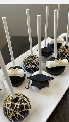 graduation cake, grad cakes, cute graduation cakes, cake graduación Graduation Cupcake Tower, Cake Pops Graduation Ideas, Surprise Graduation Party Ideas, Graduation Party Cake Pops, Black Gold Graduation Party Ideas, All White Graduation Party, Graduation Cake Pops Ideas, Grad Cake Pops, Cake Pops Graduation