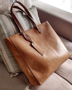 Leather Bag Tutorial, Handmade Leather Tote Bag, Leather Wallet Pattern, Street Style Bags, Diy Leather Bag, Laptop Bag For Women, Leather Bag Women, Leather Projects, Leather Bags Handmade