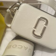 Cross Body Purse And Slide White Snapshot Bag, White Crossbody Bag With Clear Strap, Marc Jacobs Cross Body Bag, Marc Jacobs Snapshot Bag White, White Crossbody Bag With Turn-lock Closure, Marc Jacobs Bag, Purses Crossbody, Marc Jacobs, Bag Lady