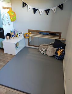 Meuble Ikea besta, et miroir Ikea également Baby Play Corner, Infant Playroom, Baby Play Area, Montessori Toddler Bedroom, Playroom Montessori, Daycare Room Ideas