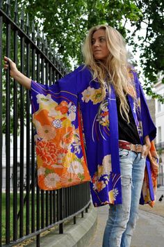 Cardigan Alternative, London Women Fashion, Kimono Clothes, Geisha House, Nirvana Dress, How To Wear Kimono, Look Kimono, Kimono Outfits, Mom Fit Jeans