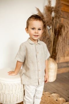 The shirt has short sleeves, fastening with snaps on the front, and little pleats on the back for more comfort. Soft, Cute, Simple - this baby boy linen shirt is a must-have in every boy's wardrobe. This shirt can be used as casual wear, but it can be a great choice for a birthday, a christening, or as a gift. Pair it with shorts, bloomers, or pants for a stylish, relaxed summer look. Wash at 40oC and iron at medium temperatures. Boys Linen Shirt, Baby Boy Linen, Linen Shirt Outfit, Wedding Guest Outfit Summer, Summer Wedding Outfits, White Linen Shirt, Natural Clothing, Linen Tshirts, Beige Outfit