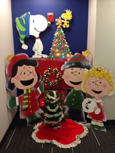 a christmas scene with peanuts and charlie brown