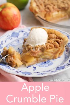 an apple crumble pie on a blue and white plate