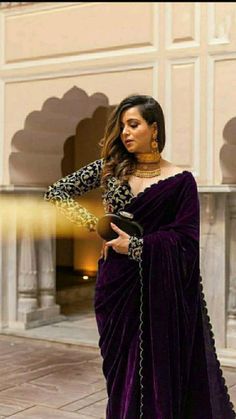 Velvet Sari, Sarees For Girls, Indian Designer Sarees, Fancy Sarees Party Wear, Gaun Fashion, Look Formal, Saree Designs Party Wear