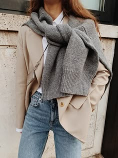 Casual Denim | MODEDAMOUR Minimal Stil, Minimalist Moda, Outfits Cold, Crop Top Outfits, Winter Outfits For Work, Jeans Casual, Business Outfit, Casual Winter Outfits