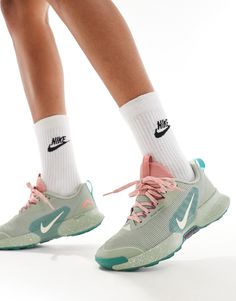 Skor från Nike Running Sätt högsta fart direkt Låg design Hälflik för enkel påtagning Stängs med snörning Vadderad plös och häl Klassiskt Nike-logga Mellansula i skum ger lätt dämpning Nike Trail ATC-yttersula är lämplig vid våta eller torra väderförhållanden Sula med textur ger extra grepp på varierande underlag Nike Air Max Jordan, Flip Flop Boots, Running Trainers, Leggings Sale, Sweaters And Leggings, White Trainers, Swimwear Sale, Curves Workout, Sportswear Women