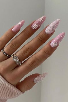 Snow Nails, Christmas Gel Nails, Almond Nails Designs, Snowflake Nails, Festival Nails, New Year's Nails, Xmas Nails, Christmas Nail, Nail Polishes