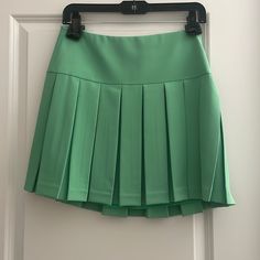 Never Worn New With Tags Fitted Green Pleated Skirt With Lining, Green Pleated Short Skirt, Elegant Green Mini Skort, Green Lined Mini Pleated Skirt, Chic Green Mini Pleated Skirt, Chic Green Pleated Mini Skirt, Green Pleated Short Skirt With Lining, Green Short Pleated Skirt, Green Short Pleated Lined Skirt