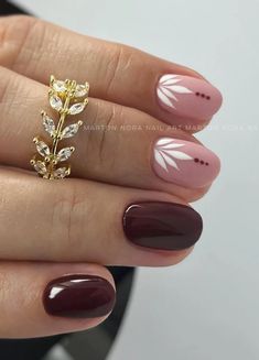 Discover a variety of classy and elegant Thanksgiving nail designs that are perfect for fall. Whether you love bold autumnal colors or subtle shades, you'll find the perfect nail art ideas to complement your holiday look! How chic is this floral manicure with short brown nails, for example? Turkey Nails, Thanksgiving Nail Designs, Simple Fall Nails, Fall Nail Art Designs, Work Nails, Design Nails, Fall Nail Art