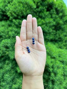 Boucles d'oreilles pendantes en perles de cristal de lapis-lazuli faites à la main. Utilisation de pierres naturelles acquises dans mes magasins métaphysiques locaux et d'autres sources approuvées. Le câblage est en laiton plaqué argent et les crochets d'oreille sont en argent sterling .925. Hypoallergénique et sans nickel. Les pierres naturelles peuvent varier légèrement en couleur. Le lapis-lazuli est une pierre de naissance du mois de décembre et est associé au chakra du troisième œil et de l Metaphysical Shop, Lapis Lazuli Crystal, Throat Chakra, Beaded Dangle Earrings, Ear Hook, Beaded Dangles, Third Eye, Sterling Silber, Crystal Earrings