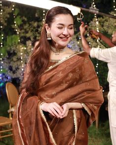 Bridal Kurta Set For Women, Pakistani Suit Hairstyle, Pakistani Partywear Suits, Hania Amir In Saree, Hania Amir Hairstyles, Pakistani Actress In Saree, Hania Amir Dresses, Pakistani Actress Dresses, Shaadi Outfits