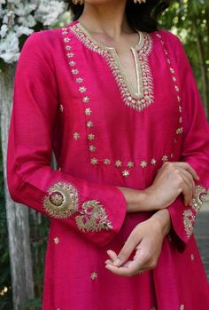 Embroidery On Suits, Silk Embroidery Suits, Hand Embroidery Suits, Sleeves Embroidery Design, Crochet Dupatta, Embroidery Dress Designs, Beautiful Embroidery Designs, Contrast Dupatta, Embroidered Suits