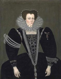 Portrait d'une dame, trois-quarts, dans une robe noire ornée de bijoux et de perles, une collerette de dentelle et une coiffe de perles par l'école anglaise, c.  1590 Pearl Headdress, Black Dress With Pearls, 16th Century Portraits, Elizabethan Fashion, 16th Century Fashion, Elizabethan Era, Tudor Era, School Portraits, Tudor History