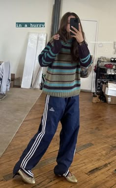 Active Pants Outfit, Adidas Track Pants Outfit Aesthetic, Baggy Track Pants Outfit, Blue Track Pants Outfit, Track Pants Street Style, Tracksuit Pants Outfit, Fall Sporty Outfits, Trackpant Outfit, Adidas Joggers Outfit