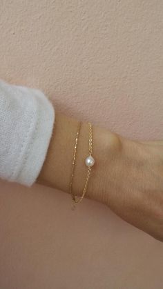 Pearl with 14k gold filled chain bracelet Single Pearl Bracelet, Dainty Pearl Jewelry, Minimalist Bracelet Gold, Pearl Bracelet Aesthetic, Pearl Bracelet Ideas, Gold And Pearl Bracelet, Dainty Pearl Bracelet, Bracelets Minimalist, Bracelet Aesthetic