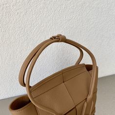 BTG VNT Mini Arco Almond, For Women, Women’s Bags 11.4in/29cm 600606VMAP12714 Rep 1:1 Size: 19 x 29 x 9 cm / 7.4 x 11.4 x 3.5 inches (Height x Width x Length) Mini intreccio top handle bag with detachable strap Single interior zipped pocket Flap closure Includes dust bag. This product is of the best quality. Louis Vuitton Shirt, Chanel Shirt, Bottega Veneta Bags, Stylish Handbags, Loafer Mules, Evening Clutch Bag, Handle Bag, Tote Backpack, Fashion Handbags