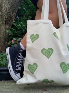 Cute Totebag Painting, Canvas Bag Ideas Design, Painted Totebag Ideas, Painting On Tote Bags Aesthetic, Tote Bags Ideas Design, Things To Paint On Tote Bags, How To Paint Tote Bags, Bags Painting Ideas, Cute Tote Bags Aesthetic