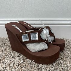 Vtg Y2k Platform Wedge Slippers Size 8m Brown With Embellishments New Without Tags 2000s Platform Sandals, Platform Flip Flops Y2k, Vintage Brown Wedge Heel Sandals, 70s Shoes Heels & Wedges, 90s Platform Shoes Heels & Wedges, Wedge Slippers, Country Jeans, Lace Up Heel Boots, Dark Brown Boots