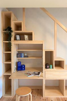 収納とデスク付きの造作階段 Tiny House Stairs Ideas, Gifts Homemade, House Loft, Tiny House Inspiration, Screen Layout, Loft Room