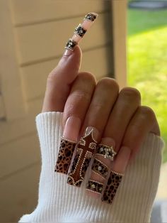 #acrylicnaildesigns #leopardprintnails #nailart #nailinspo #longacrylicnails #frenchnails Long Leopard Nails, Cow Print Nails With Rhinestones, Cheetah Duck Nails, Lepord Print 2000s Nails, Bb Belt Nails, Lepord Print Nails Design, 2000s Duck Nails, Leapord Nails Acrylic, Rodeo Nails Westerns