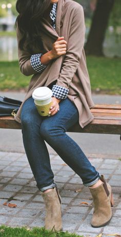 Start the day off right with jeans, a button down, ankle booties, and a drape cardigan. We're loving casual yet stylish looks this winter, and cozy outerwear is key! Uggs Boots, Jeans Winter, Mode Tips, Boating Outfit, Winter Ideas, Mode Casual, Winter Mode, Looks Style, Mode Inspiration