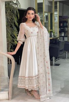 Indian Dresses For Women, Traditional Indian Dress, Desi Fashion Casual, Salwar Kamiz, Indian Dresses Traditional, Traditional Indian Outfits